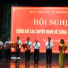 Thường trực Thành ủy Đà Nẵng trao quyết định và tặng hoa chúc mừng các đồng chí nhận nhiệm vụ mới. (Ảnh: Anh Dũng/TTXVN)