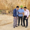 Đoàn kiểm tra Sở Nông nghiệp và Môi trường tỉnh Gia Lai kiểm tra thực tế hiện trường khai thác khoáng sản trái phép khu vực giáp ranh giữa hai xã Chư Đang Ya và Biển Hồ. (Ảnh: Hoài Nam/TTXVN)