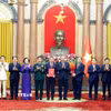 Tổng Bí thư, Chủ tịch nước Tô Lâm trao Quyết định của Bộ Chính trị chỉ định nhân sự của Đảng ủy Chính phủ nhiệm kỳ 2025-2030. (Ảnh: Thống Nhất/TTXVN)