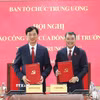 Đồng chí Lê Minh Hưng, Ủy viên Bộ Chính trị, Thủ tướng Chính phủ cùng đồng chí Nguyễn Duy Ngọc, Ủy viên Bộ Chính trị, Bí thư Trung ương Đảng, Trưởng ban Tổ chức Trung ương ký Biên bản bàn giao nhiệm vụ. (Ảnh: Phương Hoa/TTXVN)