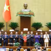 Chủ tịch Quốc hội Trần Thanh Mẫn tặng hoa chúc mừng Thủ tướng, Phó Thủ tướng Chính phủ, Bộ trưởng và thành viên khác của Chính phủ nhiệm kỳ 2026-2031. (Ảnh: Doãn Tấn/TTXVN)