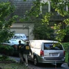 Các đặc vụ FBI bên ngoài nhà ông Bolton ở Bethesda, bang Maryland, Mỹ. (Nguồn: AFP)