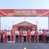 Các đại biểu cắt băng khánh thành tuyến đường. (Ảnh: Đinh Văn Nhiều/TTXVN)
