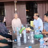 Đoàn đại biểu Quốc hội thành phố Hải Phòng thăm, tặng quà người có công với cách mạng. (Ảnh: Mạnh Minh/TTXVN)