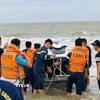 Đội cứu hộ và người dân địa phương đã tổ chức ứng cứu và cứu được em N.D.T vào bờ an toàn trong chiều 21/8. (Ảnh: TTXVN phát)