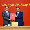 Thủ tướng Phạm Minh Chính trao quyết định bổ nhiệm ông Lê Hoài Trung, Bí thư Trung ương Đảng, nguyên Chánh Văn phòng Trung ương Đảng giữ chức Quyền Bộ trưởng Bộ Ngoại giao. (Ảnh: Dương Giang/TTXVN)