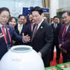 Chủ tịch nước Lương Cường với các đại biểu dự chương trình “Ngày Việt Nam." (Ảnh: Lâm Khánh/TTXVN)