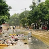 Tuyến đường ngổn ngang rác thải và bùn đất sau trận lụt ở phường Hà Giang 1 (Tuyên Quang) ngày 2/10. (Ảnh: Đức Thọ/TTXVN)