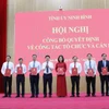 Bí thư Tỉnh ủy Ninh Bình Trương Quốc Huy trao các Quyết định cho lãnh đạo Ban Tổ chức Tỉnh ủy. (Ảnh: Thùy Dung/TTXVN)