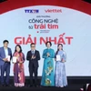 Tổng Giám đốc TTXVN Vũ Việt Trang và Chủ tịch Hội Nhà báo Việt Nam Lê Quốc Minh trao giải Nhất cho các tác giả đoạt giải. (Ảnh: Minh Quyết/TTXVN)