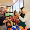 Người tiêu dùng Algeria tìm hiểu thông tin về sản phẩm Việt tại sự kiện. (Ảnh: Trung Khánh/TTXVN)