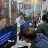 Người dân làm thủ tục hành chính. (Ảnh: Hữu Duyên/TTXVN)