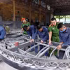 Cán bộ, chiến sỹ cơ sở cai nghiện số 3 hướng dẫn học viên cai nghiện ma túy học nghề cơ khí. (Ảnh: Phạm Kiên/TTXVN)