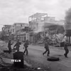 Ngày 9/4/1975, quân ta tiến công vào thị trấn Xuân Lộc, căn cứ phòng thủ trọng yếu của địch bảo vệ Sài Gòn từ phía Đông Bắc. Ngày 21/4, quân địch ở Xuân Lộc tháo chạy, cửa ngõ vào Sài Gòn từ hướng Đông Bắc đã được mở. Ngay từ khi mất Xuân Lộc, Tổng thống Nguyễn Văn Thiệu từ chức. Ảnh: TTXVN