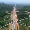 Các nhà thầu đang huy động gần 1.500 kỹ sư, công nhân với gần 500 đầu máy, thiết bị thi công 3 ca, 4 kíp, quyết tâm thông tuyến cao tốc Vạn Ninh-Cam Lộ trước ngày 30/6/2025. (Ảnh: Quốc Khánh/TTXVN)
