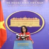 Người phát ngôn Bộ Ngoại giao Phạm Thu Hằng chủ trì họp báo. (Ảnh: An Đăng/TTXVN)