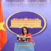 Người phát ngôn Bộ Ngoại giao Phạm Thu Hằng chủ trì họp báo. (Ảnh: An Đăng/TTXVN)