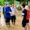 Phó Thủ tướng Chính phủ Mai Văn Chính thăm hỏi, động viên các hộ dân có nhà cửa bị ngập sâu trong lũ tại xã Con Cuông (Nghệ An). (Ảnh: TTXVN phát)