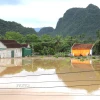 Nhiều nhà dân tại xã Con Cuông chìm trong biển nước, bị cô lập. (Ảnh: Xuân Tiến/TTXVN)