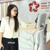 Robot "lễ tân" hướng dẫn người dân đến đúng khu vực làm thủ tục theo lĩnh vực. (Ảnh: Xuân Anh/TTXVN)