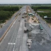Nhiều máy móc thi công đường Vành đai 3-Thành phố Hồ Chí Minh. (Ảnh: Công Phong/TTXVN)