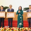Ông Nguyễn Đức Thành được bầu làm Phó Chủ tịch HĐND tỉnh Quảng Ninh 2 Phó Chủ tịch nước Võ Thị Ánh Xuân trao Huân chương Lao động hạng Ba cho các tập thể. (Ảnh: Văn Đức/TTXVN)