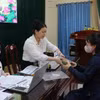 Các hộ dân nhận tiền thưởng. (Ảnh: Thái Hùng/TTXVN)