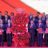 Ủy viên Bộ Chính trị, Thường trực Ban Bí thư Trung ương Đảng Trần Cẩm Tú (hàng đầu, thứ tư, từ phải sang) tặng hoa chúc mừng Ban Chấp hành Đảng bộ thành phố Đà Nẵng. (Ảnh: Quốc Dũng/TTXVN)