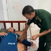 Quân y Đồn Biên phòng Sông Đốc (Cà Mau) chăm sóc sức khỏe cho các thuyền viên gặp nạn. (Ảnh: TTXVN phát)