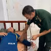 Quân y Đồn Biên phòng Sông Đốc (Cà Mau) chăm sóc sức khỏe cho các thuyền viên gặp nạn. (Ảnh: TTXVN phát)