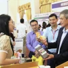 Đại sứ Việt Nam tại Campuchia Nguyễn Minh Vũ (bìa phải) tham quan các gian hàng tại Hội chợ Nông nghiệp, Chăn nuôi, Thủy sản, Thực phẩm, Đồ uống Campuchia năm 2025. (Ảnh: Hoàng Minh/TTXVN)