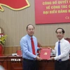 Bí thư Tỉnh ủy Cà Mau Nguyễn Hồ Hải (trái) trao quyết định chuẩn y giữ chức Phó Bí thư Tỉnh ủy nhiệm kỳ 2020-2025 đối với ông Hồ Thanh Thủy. (Ảnh: Chanh Đa/TTXVN)