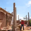 Gia đình chị Ka Hes (thôn Duệ, xã Đinh Lạc, huyện Di Linh) là trường hợp được tháo gỡ khó khăn về đất không 'chính chủ," nhận hỗ trợ xóa nhà tạm theo quy định. (Ảnh: Nguyễn Dũng/TTXVN)