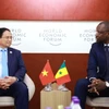 Nhân chuyến tham dự Hội nghị thường niên các nhà tiên phong lần thứ 16 của Diễn đàn Kinh tế Thế giới (WEF 16) ở thành phố Thiên Tân và làm việc tại Trung Quốc, sáng 25/6/2025, Thủ tướng Phạm Minh Chính gặp Thủ tướng Senegal Ousmane Sonko. (Ảnh: Dương Giang/TTXVN)