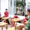 "Lớp học tình thương” cho trẻ em có hoàn cảnh khó khăn hoạt động 3 buổi trong tuần, được bà giáo Nguyễn Thị Ba duy trì bằng tiền bán vé số. (Ảnh: Huyền Trang/TTXVN)