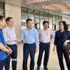 Phó Thủ tướng Lê Thành Long kiểm tra thực tế công trình xây dựng cơ sở 2 của Bệnh viện Bạch Mai và Việt Đức tại Hà Nam. (Ảnh: Đỗ Bình/TTXVN)