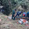 Lực lượng chức năng thực hiện công tác cứu hộ các nạn nhân. (Ảnh: TTXVN phát)