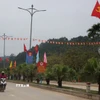 Nhiều đường phố ở xã biên giới miền núi Tây Giang với sắc đỏ cờ Tổ quốc chào mừng Đại hội lần thứ XIV của Đảng. (Ảnh: Hải Âu/TTXVN)