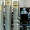 Kỹ thuật viên làm việc tại một cơ sở hạt nhân của Iran. (Ảnh: IRNA/TTXVN)