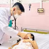 Bác sỹ thăm khám cho học sinh nghi ngộ độc thực phẩm. (Ảnh minh họa: TTXVN phát)