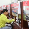 Người dân đến làm thủ tục hành chính công tại phường Thiên Hương, thành phố Hải Phòng. (Ảnh: Minh Thu/TTXVN)