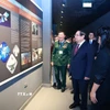 Thủ tướng Phạm Minh Chính tham quan Bảo tàng vũ trụ Việt Nam tại Khu Công nghệ cao Hòa Lạc. (Ảnh: Dương Giang/TTXVN)