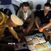 Các đối tượng mua bán hơn 10kg ma túy loại Methamphetamine vừa bị Công an tỉnh Đắk Lắk bắt quả tang. (Ảnh: TTXVN phát)