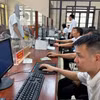 Cán bộ Trung tâm phục vụ hành chính công xã Nam Cường (tỉnh Hưng Yên) thực hiện thủ tục hành chính cho người dân trong ngày đầu thực hiện mô hình chính quyền địa phương 2 cấp. (Ảnh: Thu Hoài/TTXVN)