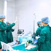 Các bác sỹ Bệnh viện Đa khoa Vĩnh Phúc thực hiện ghép tế bào gốc tạo máu cho người bệnh 59 tuổi mắc đa u tủy xương. (Ảnh: TTXVN phát)