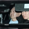 Tổng thống Hàn Quốc bị luận tội Yoon Suk Yeol được áp giải đến trung tâm giam giữ Seoul sau khi bị thẩm vấn tại Gwacheon, ngày 15/1/2025. (Ảnh: Yonhap/TTXVN)
