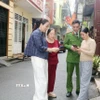 Tổ công nghệ số cộng đồng cùng cán bộ công an phường Phủ Lý, tỉnh Ninh Bình đến từng khu dân cư hướng dẫn người dân tham gia góp ý dự thảo các văn kiện Đại hội XIV của Đảng thông qua ứng dụng VNeID. (Ảnh: Nguyễn Chinh/TTXVN)