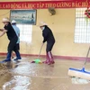 Trường Tiểu học và Trung học cơ sở Xuân Sơn Bắc (xã Đồng Xuân) nỗ lực dọn dẹp sau bão lũ để đón học sinh đi học trở lại. (Ảnh: Tường Quân/TTXVN)