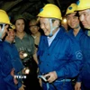 Chủ tịch nước Trần Đức Lương gặp gỡ công nhân Công ty Than Khe Chàm đang khai thác than trong hầm lò (2002). (Ảnh: Trọng Nghiệp/TTXVN)