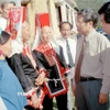 Chủ tịch nước Trần Đức Lương nói chuyện với đồng bào các dân tộc xã Phong Dụ, huyện miền núi Tiên Yên (Quảng Ninh), năm 1997. (Ảnh: Trọng Nghiệp/TTXVN)